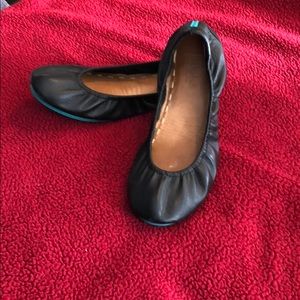Size 7 black Tieks